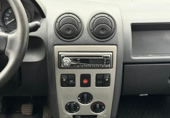 Подержанный автомобиль Renault Logan Sedan 2007 года (13 фото)