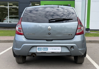 Подержанный автомобиль Renault Sandero 2010 года (6 фото)