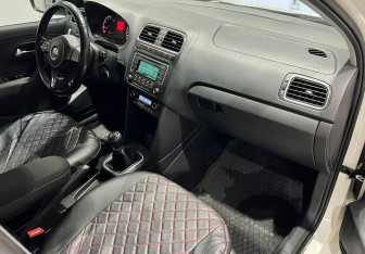 Подержанный автомобиль Volkswagen Polo Sedan 2013 года (14 фото)