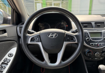Подержанный автомобиль Hyundai Solaris Sedan 2013 года (13 фото)