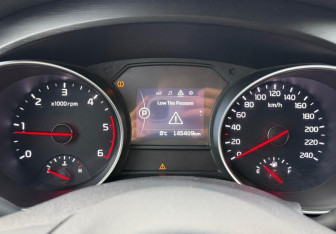 Подержанный автомобиль Kia Carnival 2015 года (17 фото)