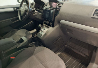 Подержанный автомобиль Opel Zafira Compactvan 2011 года (12 фото)