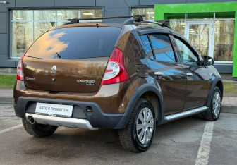 Подержанный автомобиль Renault Sandero 2013 года (5 фото)