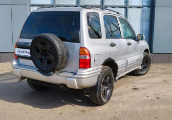 Подержанный автомобиль Chevrolet Tracker 2003 года (6 фото)