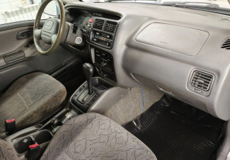 Подержанный автомобиль Chevrolet Tracker 2003 года (8 фото)