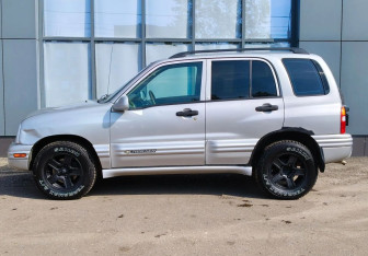 Подержанный автомобиль Chevrolet Tracker 2003 года (2 фото)