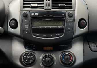 Подержанный автомобиль Toyota RAV4 2010 года (12 фото)