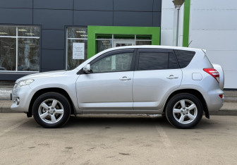 Подержанный автомобиль Toyota RAV4 2010 года (8 фото)