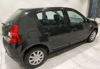 Подержанный автомобиль Renault Sandero 2012 года (6 фото)