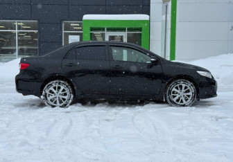 Подержанный автомобиль Toyota Corolla Sedan 2011 года (4 фото)