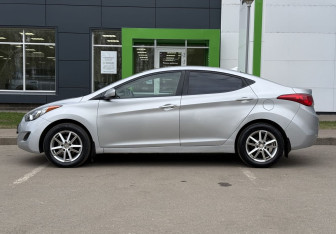 Подержанный автомобиль Hyundai Elantra Sedan 2010 года (8 фото)