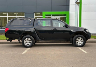 Подержанный автомобиль Mitsubishi L200 2015 года (4 фото)