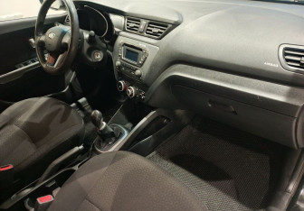 Подержанный автомобиль Kia Rio Sedan 2013 года (14 фото)