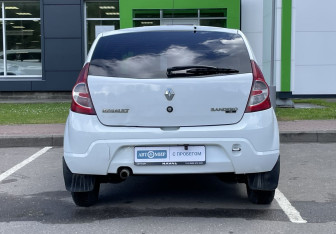 Подержанный автомобиль Renault Sandero 2010 года (6 фото)