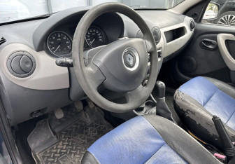 Подержанный автомобиль Renault Logan Sedan 2010 года (9 фото)