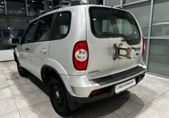 Подержанный автомобиль Chevrolet Niva 2010 года (8 фото)