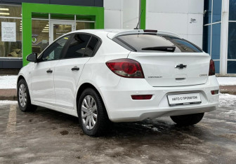Подержанный автомобиль Chevrolet Cruze Hatchback 2013 года (7 фото)