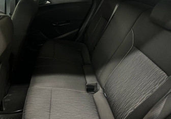 Подержанный автомобиль Opel Astra Hatchback 2013 года (14 фото)