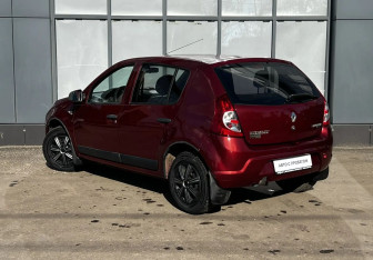 Подержанный автомобиль Renault Sandero 2011 года (6 фото)