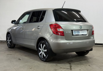 Подержанный автомобиль Skoda Fabia Hatchback 2011 года (7 фото)
