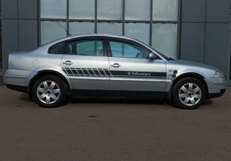 Подержанный автомобиль Volkswagen Passat Sedan 2002 года (8 фото)