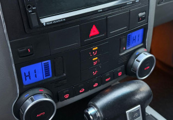 Подержанный автомобиль Volkswagen Touareg 2004 года (14 фото)