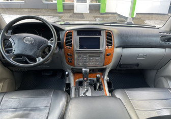 Подержанный автомобиль Toyota Land Cruiser Suv 2006 года (9 фото)