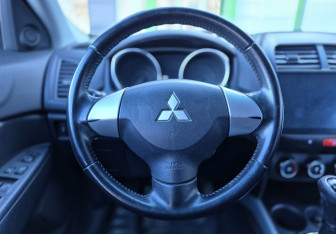 Подержанный автомобиль Mitsubishi ASX 2012 года (14 фото)