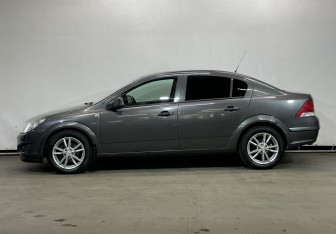 Подержанный автомобиль Opel Astra Sedan 2011 года (8 фото)