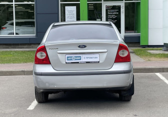 Подержанный автомобиль Ford Focus Sedan 2005 года (6 фото)
