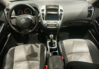 Подержанный автомобиль Kia Ceed Wagon 2008 года (11 фото)