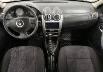 Подержанный автомобиль Renault Logan Sedan 2010 года (10 фото)