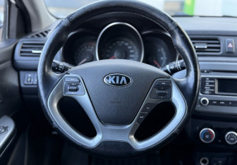 Подержанный автомобиль Kia Rio Sedan 2016 года (13 фото)