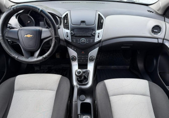 Подержанный автомобиль Chevrolet Cruze Hatchback 2013 года (9 фото)