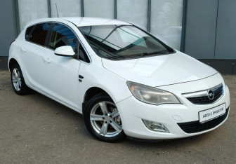 Подержанный автомобиль Opel Astra Hatchback 2011 года (3 фото)