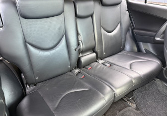 Подержанный автомобиль Toyota RAV4 2010 года (11 фото)