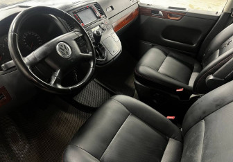 Подержанный автомобиль Volkswagen Multivan 2006 года (10 фото)