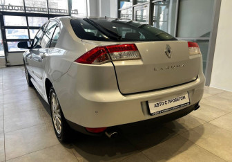 Подержанный автомобиль Renault Laguna Liftback 2008 года (6 фото)