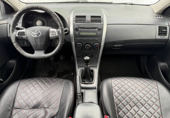 Подержанный автомобиль Toyota Corolla Sedan 2011 года (9 фото)