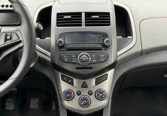 Подержанный автомобиль Chevrolet Aveo Sedan 2013 года (14 фото)