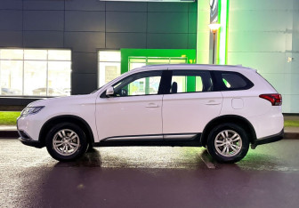 Подержанный автомобиль Mitsubishi Outlander 2017 года (8 фото)