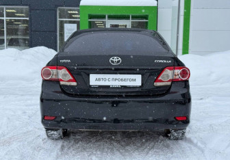 Подержанный автомобиль Toyota Corolla Sedan 2011 года (6 фото)