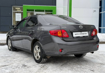 Подержанный автомобиль Toyota Corolla Sedan 2007 года (7 фото)