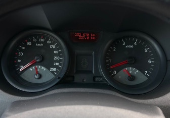 Подержанный автомобиль Renault Megane Sedan 2004 года (12 фото)