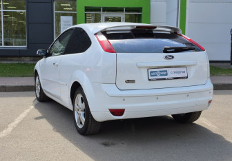 Подержанный автомобиль Ford Focus Hatchback 2007 года (7 фото)