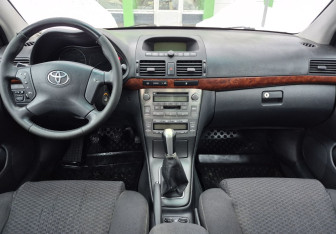 Подержанный автомобиль Toyota Avensis Wagon 2005 года (11 фото)