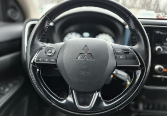 Подержанный автомобиль Mitsubishi Outlander 2022 года (14 фото)