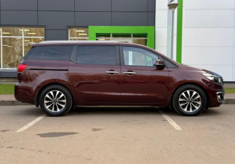 Подержанный автомобиль Kia Carnival 2015 года (4 фото)