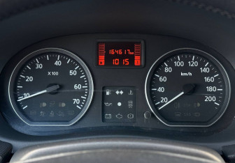 Подержанный автомобиль Renault Sandero 2011 года (12 фото)