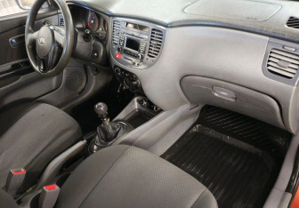 Подержанный автомобиль Kia Rio Sedan 2010 года (10 фото)